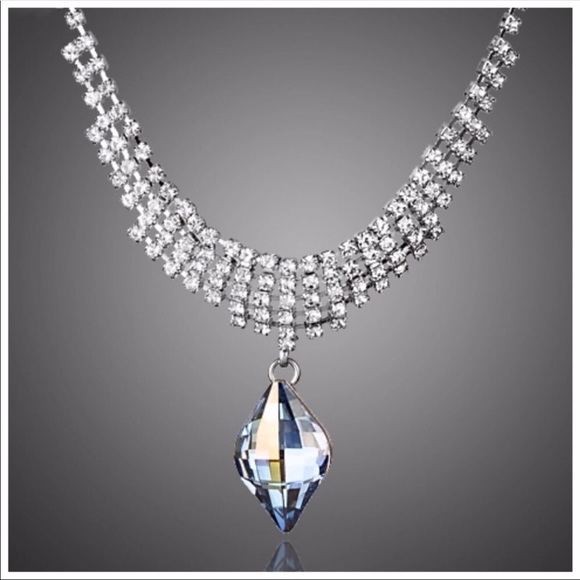 🎁 Swarovski Crystals Droplet Necklace - Picture 4 of 9